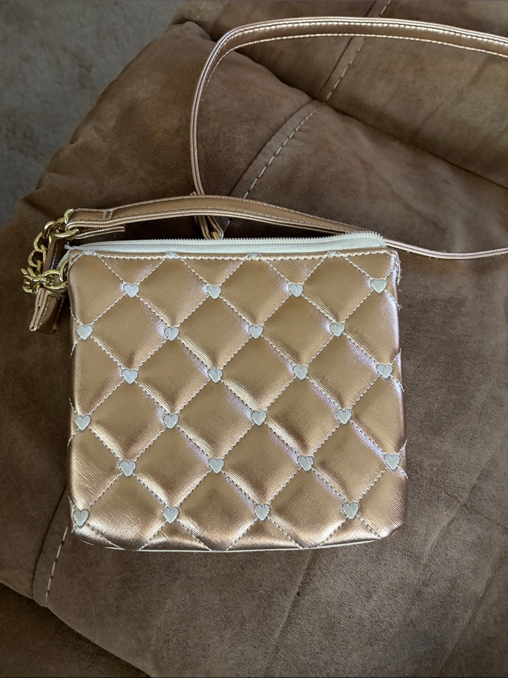 Betsey Johnson Quilted Metallic Gold with white hearts Crossbody Bag like new - Picture 5 of 6